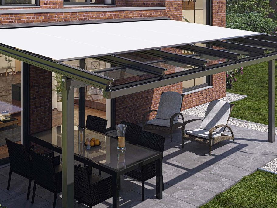Gelenkarmmarkise als Sonnenschutz über einer Terrasse